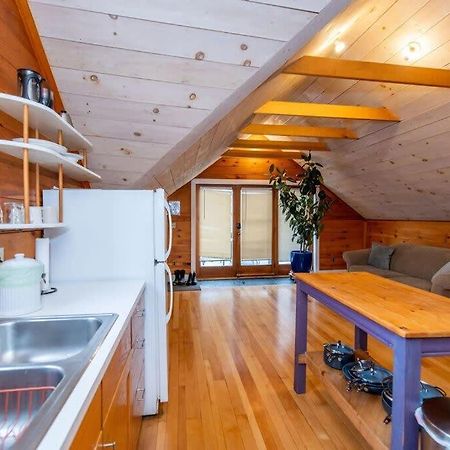 Bright And Cozy Treehouse Apartment Burlington Bagian luar foto