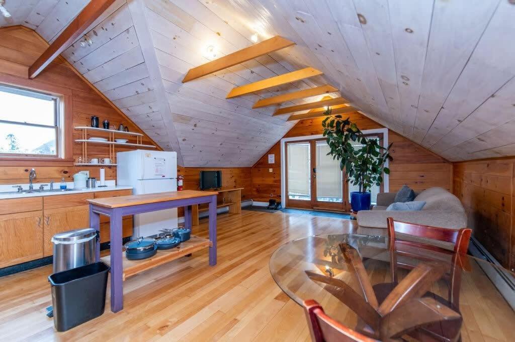 Bright And Cozy Treehouse Apartment Burlington Bagian luar foto