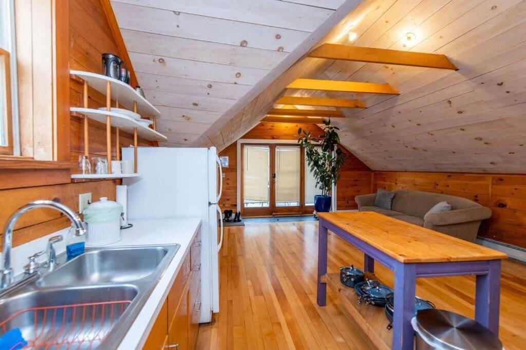 Bright And Cozy Treehouse Apartment Burlington Bagian luar foto