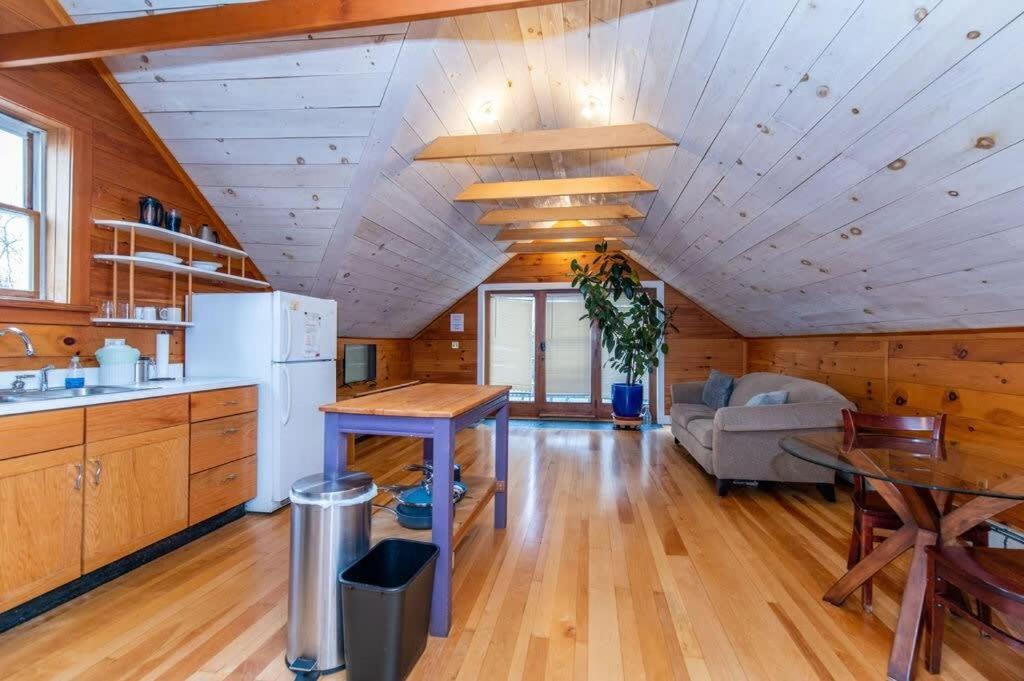 Bright And Cozy Treehouse Apartment Burlington Bagian luar foto