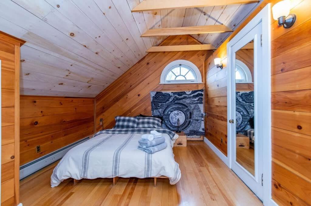 Bright And Cozy Treehouse Apartment Burlington Bagian luar foto