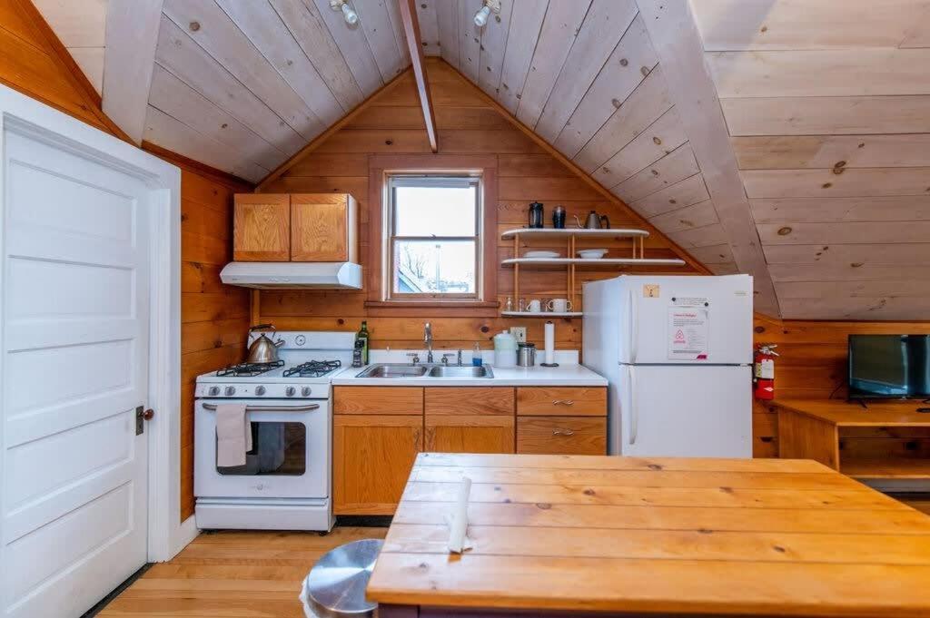 Bright And Cozy Treehouse Apartment Burlington Bagian luar foto