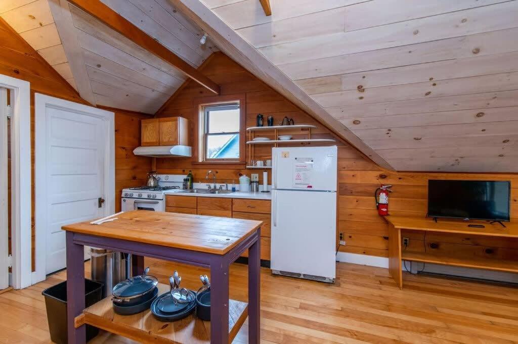 Bright And Cozy Treehouse Apartment Burlington Bagian luar foto