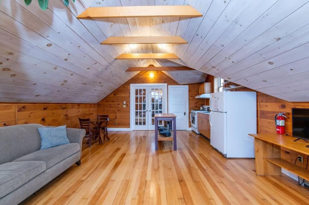 Bright And Cozy Treehouse Apartment Burlington Bagian luar foto