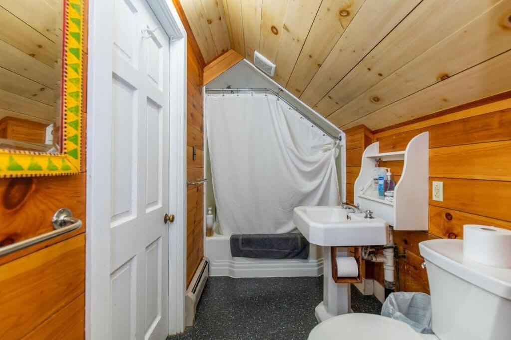 Bright And Cozy Treehouse Apartment Burlington Bagian luar foto