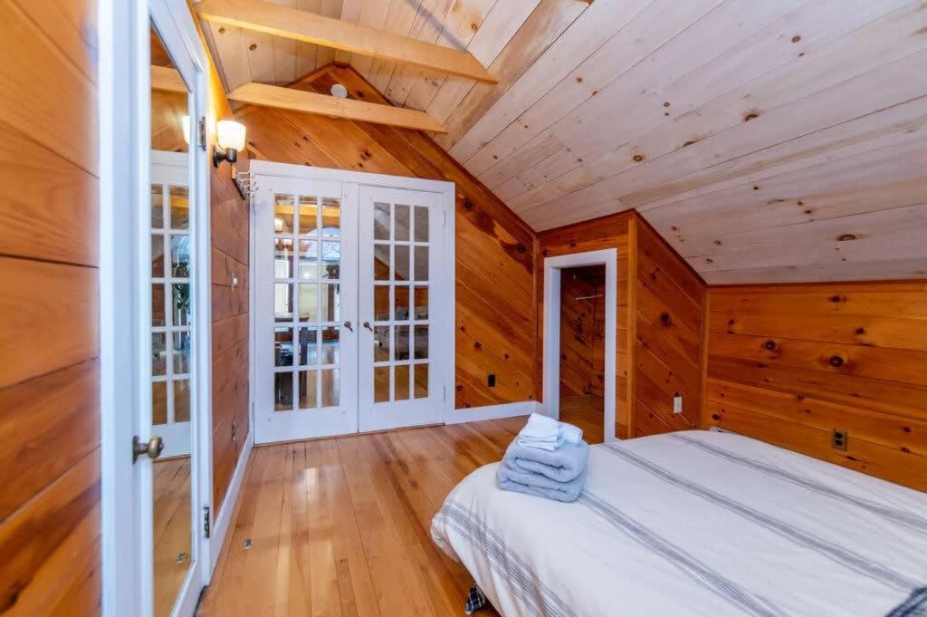 Bright And Cozy Treehouse Apartment Burlington Bagian luar foto