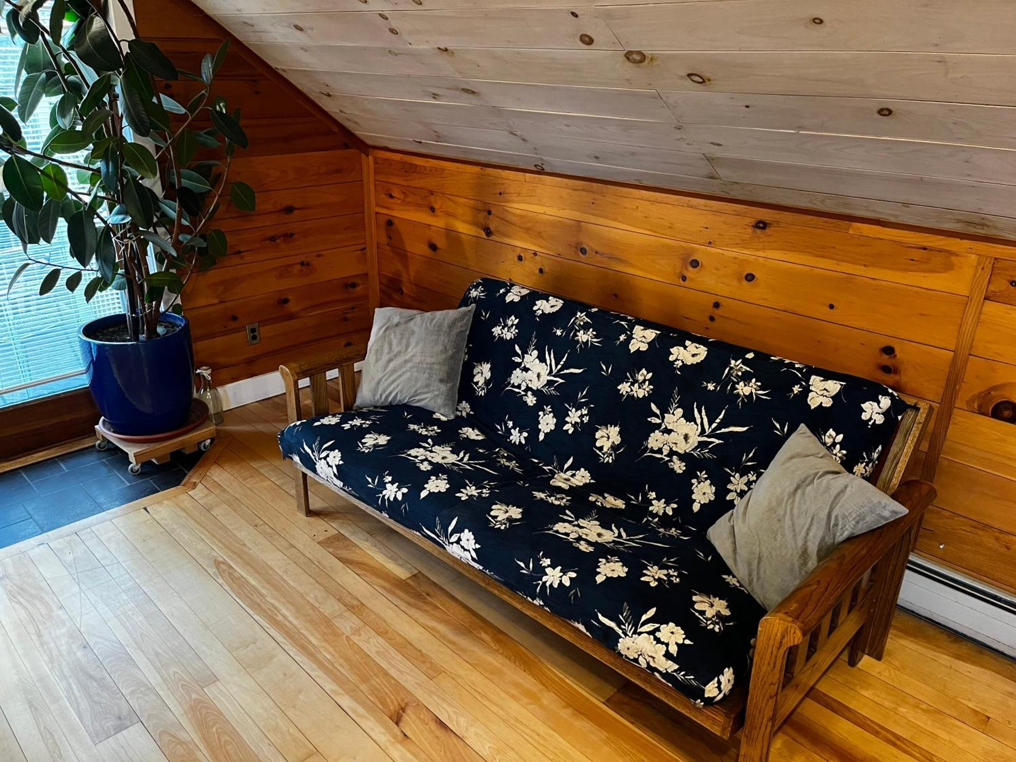 Bright And Cozy Treehouse Apartment Burlington Bagian luar foto