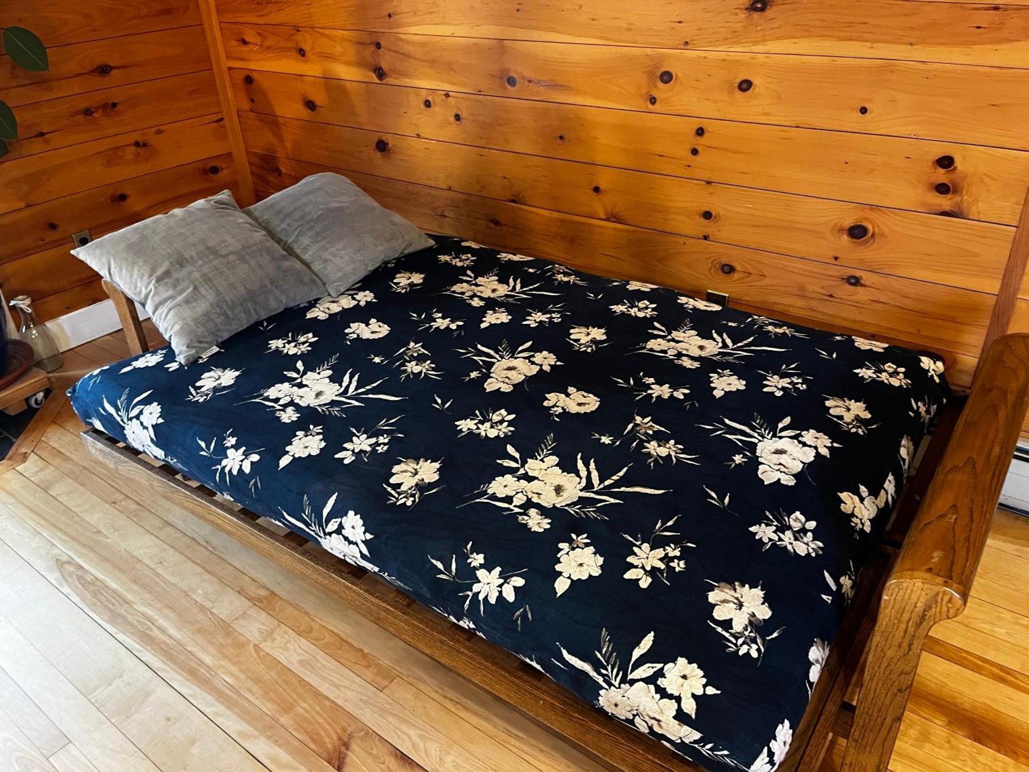 Bright And Cozy Treehouse Apartment Burlington Bagian luar foto